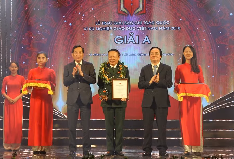 Các tác giả, nhóm tác giả xuất sắc đạt giải A Giải Báo chí toàn quốc “Vì sự nghiệp Giáo dục Việt Nam” năm 2018.