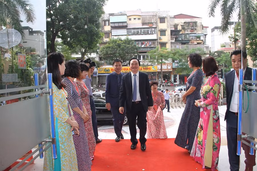 Bộ trưởng Bộ GD&ĐT Phùng Xuân Nhạ đến tham dự Lễ trao giải Báo chí toàn quốc “Vì sự nghiệp Giáo dục Việt Nam 2018“.