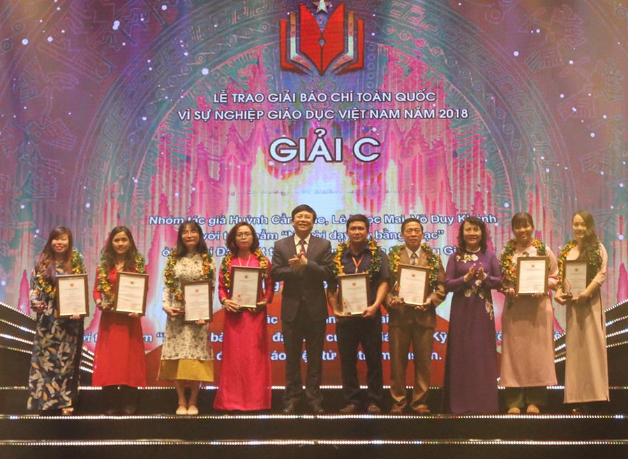 Thứ trưởng Bộ GD&ĐT Nguyễn Thị Nghĩa, Phó Chủ tịch thường trực Hội Nhà báo Việt Nam Hồ Quang Lợi trao giải và chụp ảnh cùng tác giả, nhóm tác giả đạt Giải C. Thứ trưởng Bộ GD&ĐT Nguyễn Thị Nghĩa, Phó Chủ tịch thường trực Hội Nhà báo Việt Nam Hồ Quang Lợi trao giải và chụp ảnh cùng tác giả, nhóm tác giả đạt Giải C.