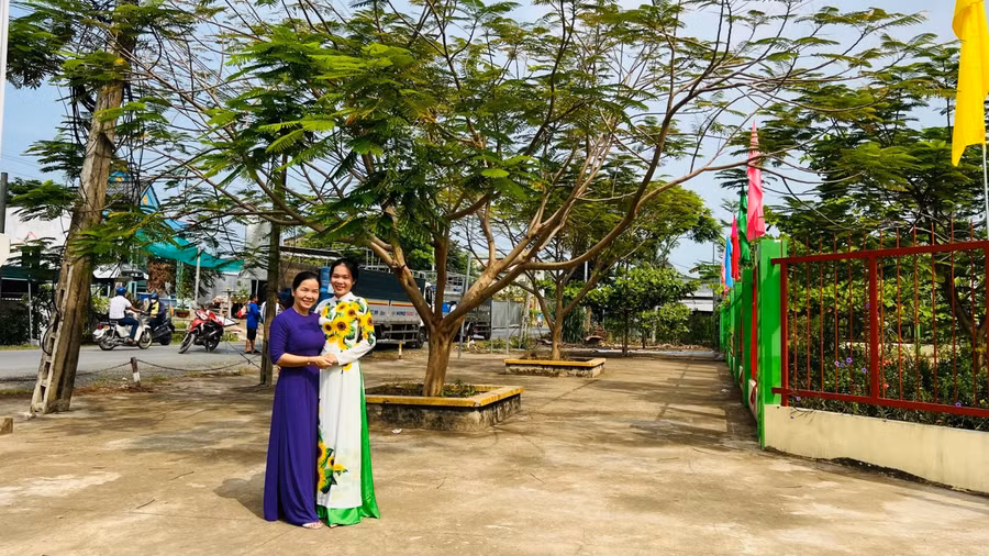 Giáo viên trường mầm non Hòa Lạc (huyện Phú Tân, An Giang) hưởng ứng tuần lễ áo dài 2022.