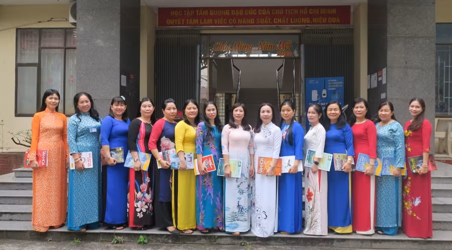 Nữ cán bộ nhà giáo cơ quan Sở GD&amp;ĐT Kiên Giang hưởng ứng tuần lễ áo dài 2022.