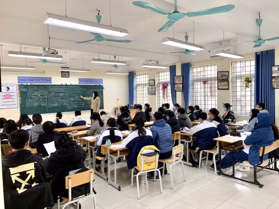 Học sinh tận dụng thời gian vàng học trực tiếp để củng cố kiến thức.