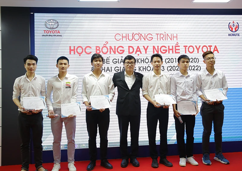 Đại diện Ban tổ chức trao giấy chứng nhận cho các học viên.