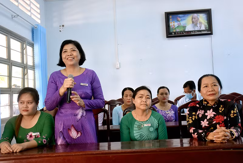 Cô Bùi Thị Hồng Hạnh (GV lớp 1 Trường tiểu học Lê Văn Tám) phát biểu tại buổi làm việc.