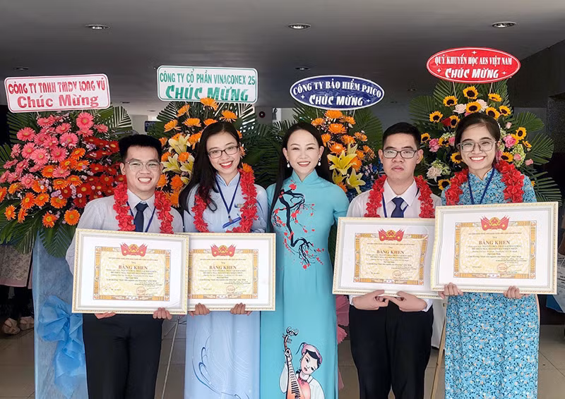 TS Nguyễn Thị Quốc Minh (giữa) cùng các SV Trường ĐH Khoa học Xã hội và Nhân văn - ĐHQG TPHCM tham gia vòng chung kết NCKH của SV 2020.