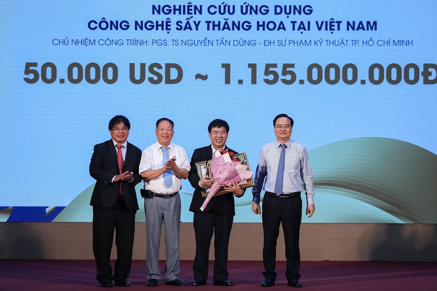 PGS.TS Nguyễn Tấn Dũng nhận Giải thưởng Bảo Sơn vào tháng 6/2020. PGS.TS Nguyễn Tấn Dũng nhận Giải thưởng Bảo Sơn vào tháng 6/2020.