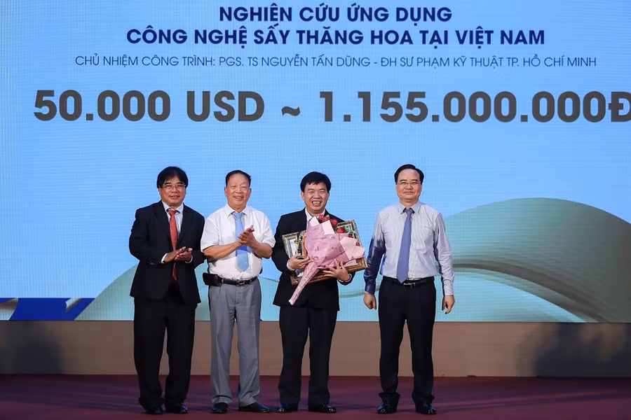 PGS.TS Nguyễn Tấn Dũng nhận Giải thưởng Bảo Sơn vào tháng 6/2020.