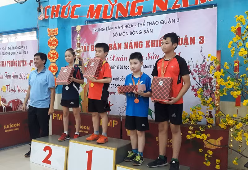 Ban tổ chức trao giải cho các VĐV hạng U11.