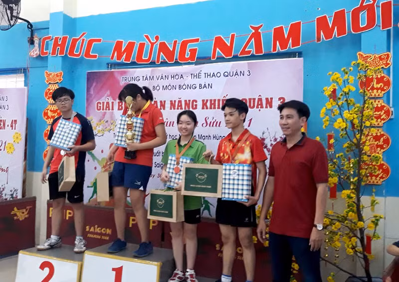 Ban tổ chức trao giải cho các VĐV hạng U15.