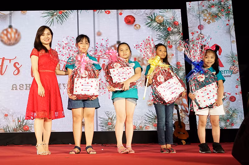 Bên cạnh học bổng là các phần quà ý nghĩa.