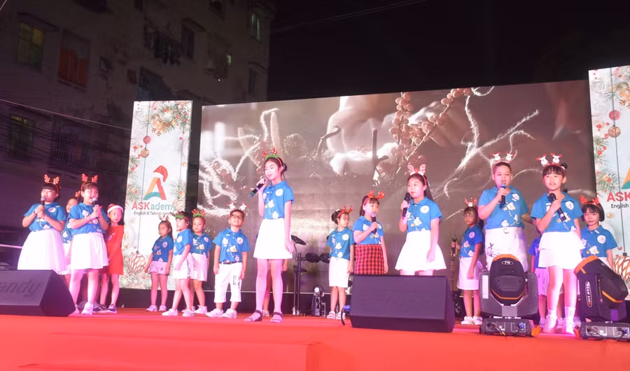 Các học viên nhí thể hiện khả năng ca hát bằng tiếng Anh.