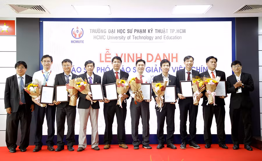 Lãnh đạo nhà trường chúc mừng các tân PGS.