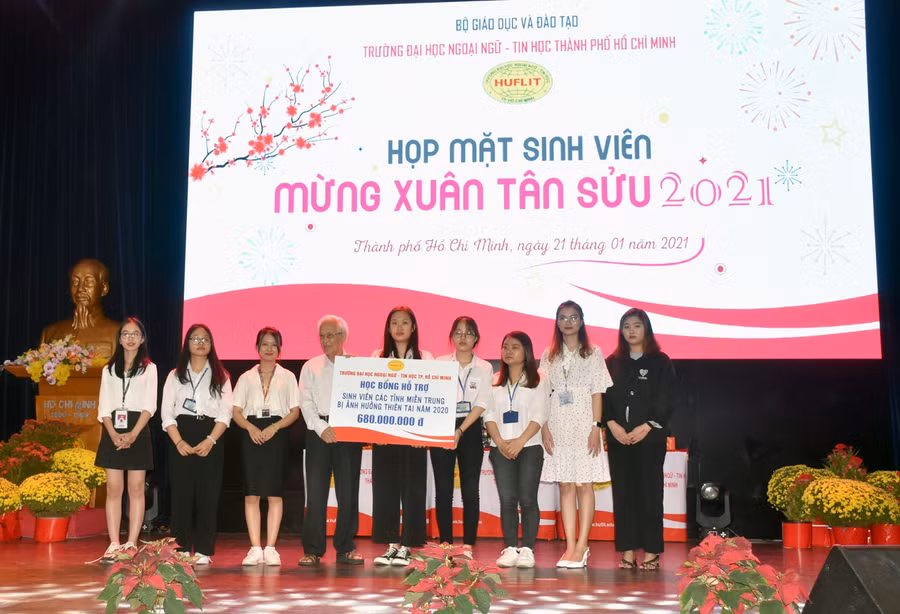 NGƯT Huỳnh Thế Cuộc - Chủ tịch danh dự HUFLIT trao số tiền tượng trưng 600 triệu cho đại diện SV.