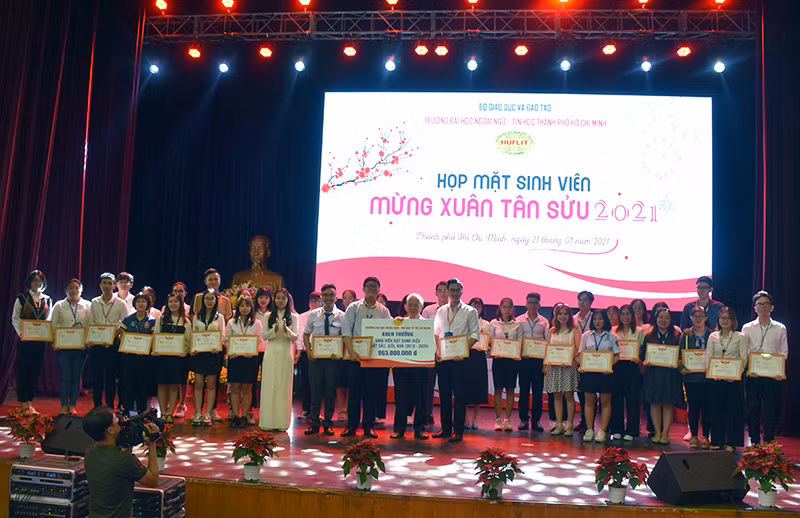 Lãnh đạo trường trao học bổng cho SV.