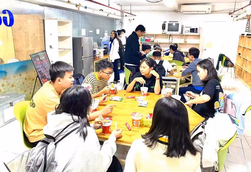 HS Trường THPT Tuy Phong, Bình Thuận đến tham dự Ngày mở từ 3h sáng và được trải nghiệm các món ăn miễn phí tại Góc sẻ chia của HCMUTE.