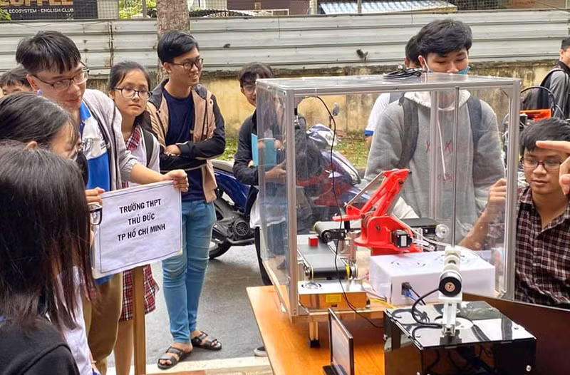 HS Trường THPT Thủ Đức, TPHCM tìm hiểu ngành nghề tự động hóa tại Ngày mở HCMUTE.