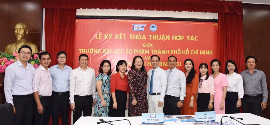 GS.TS Huỳnh Văn Sơn (thứ 7 từ phải qua) tại sự kiện ký kết hợp tác giữa HCMUE và Trường ĐH Bạc Liêu.