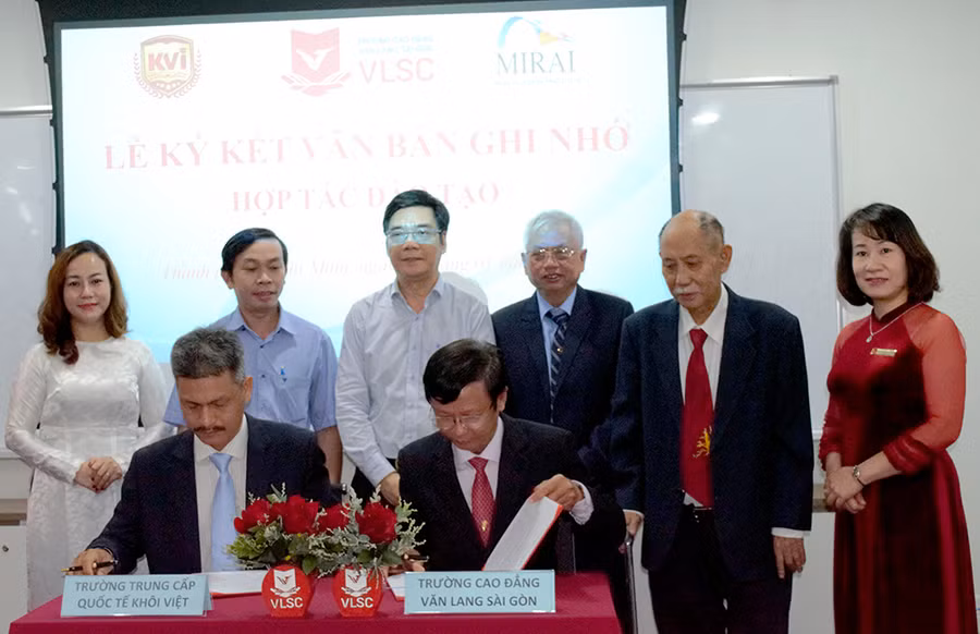 Đại diện Trường CĐ Văn Lang Sài Gòn thực hiện ký kết hợp tác với đại diện Trường Trung cấp Quốc tế Khôi Việt.