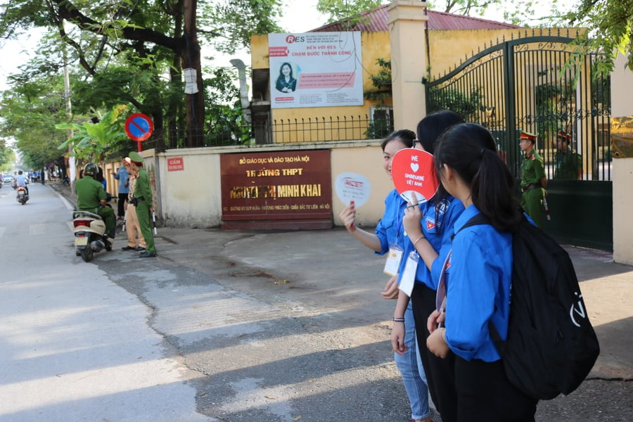 Lực lượng chức năng, sinh viên tình nguyện tại điểm thi trường THPT Minh Khai (Hà Nội). Lực lượng chức năng, sinh viên tình nguyện tại điểm thi trường THPT Minh Khai (Hà Nội).