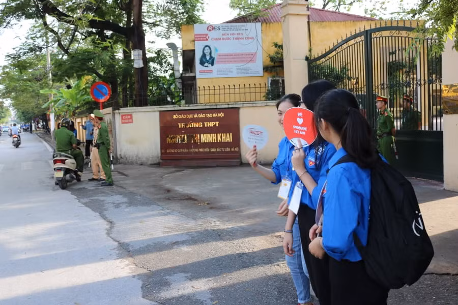 Lực lượng chức năng, sinh viên tình nguyện tại điểm thi trường THPT Minh Khai (Hà Nội).