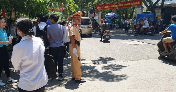 Khu vực điểm thi trước cổng UBND phường Thanh Xuân Bắc (Thanh Xuân) giao thông thuận lợi dưới sự phân luồng của lực lượng CSGT. Khu vực điểm thi trước cổng UBND phường Thanh Xuân Bắc (Thanh Xuân) giao thông thuận lợi dưới sự phân luồng của lực lượng CSGT.