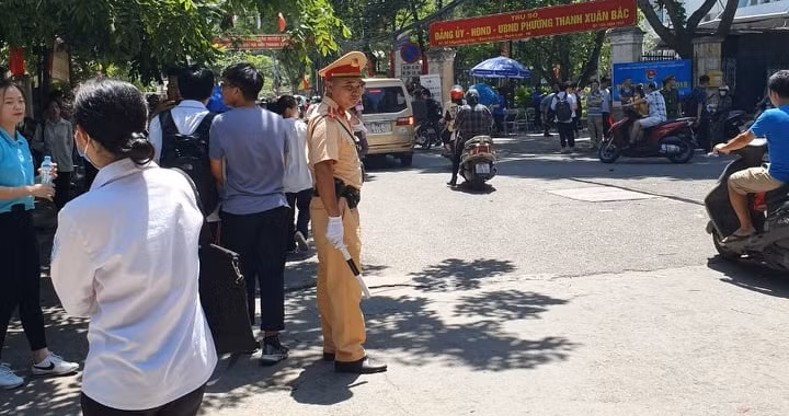 Khu vực điểm thi trước cổng UBND phường Thanh Xuân Bắc (Thanh Xuân) giao thông thuận lợi dưới sự phân luồng của lực lượng CSGT.