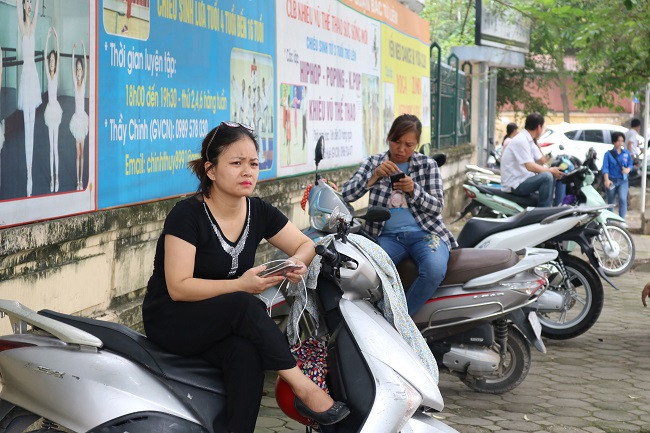 Chị Đặng Thu Thảo (Hà Nội) cho biết dù con trai đã vào làm bài thi những môn thi cuối cùng nhưng chị cũng như những phụ huynh khác vẫn còn hồi hộp, lo lắng...