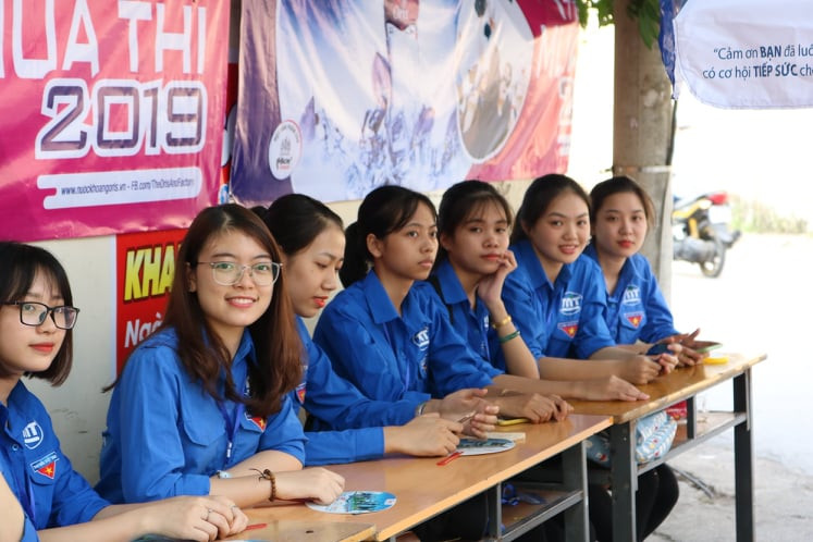 Sinh viên tình nguyện Học viện Tài chính chờ đón, chúc các sĩ tử sẽ làm tốt những môn thi cuối cùng.