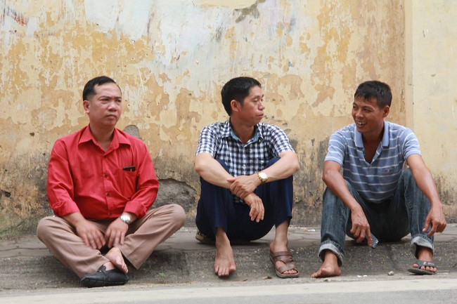 Các phụ huynh kiên trì chờ con đến kết thúc từng môn thi dưới nắng nóng đỉnh điểm của mùa hè.