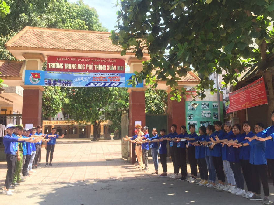 Hình ảnh đẹp của CSGT và thanh niên tình nguyện Thủ đô tại điểm thi trường THPT Xuân Mai trong ngày thi thứ 2. Hình ảnh đẹp của CSGT và thanh niên tình nguyện Thủ đô tại điểm thi trường THPT Xuân Mai trong ngày thi thứ 2.