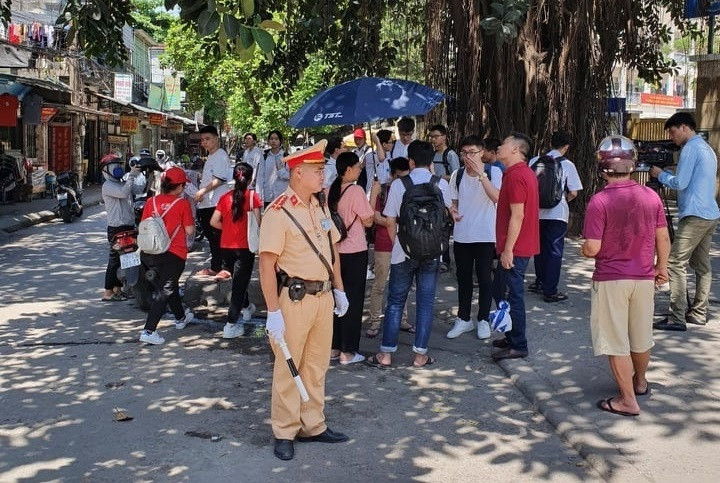 Lực lượng CSGT số 7 (Phòng CSGT Hà Nội) phân luồng giao thông tại các điểm thi trên địa bàn quận Thanh Xuân. Lực lượng CSGT số 7 (Phòng CSGT Hà Nội) phân luồng giao thông tại các điểm thi trên địa bàn quận Thanh Xuân.