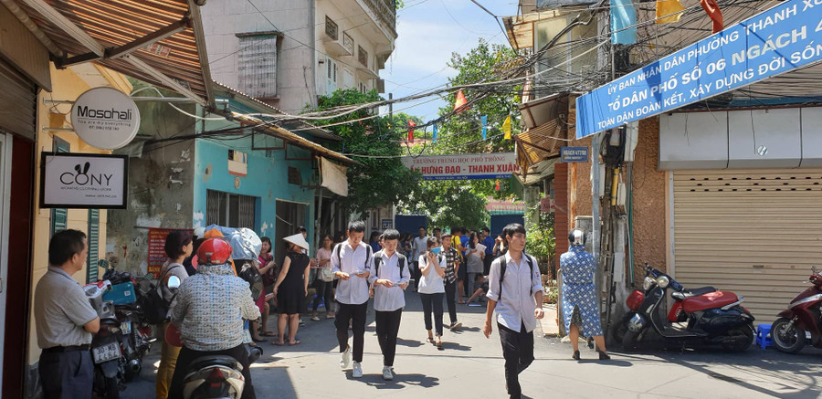 Kết thúc buổi thi sáng 26/6, thí sinh điểm thi trường THPT Trần Hưng Đạo - Thanh Xuân phấn khởi, vui vẻ sẵn sàng cho buổi thi chiều nay. Kết thúc buổi thi sáng 26/6, thí sinh điểm thi trường THPT Trần Hưng Đạo - Thanh Xuân phấn khởi, vui vẻ sẵn sàng cho buổi thi chiều nay.