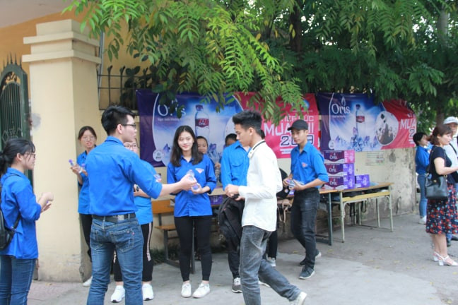 Thanh niên tình nguyện động viên, hướng dẫn sĩ tử vào phòng thi.