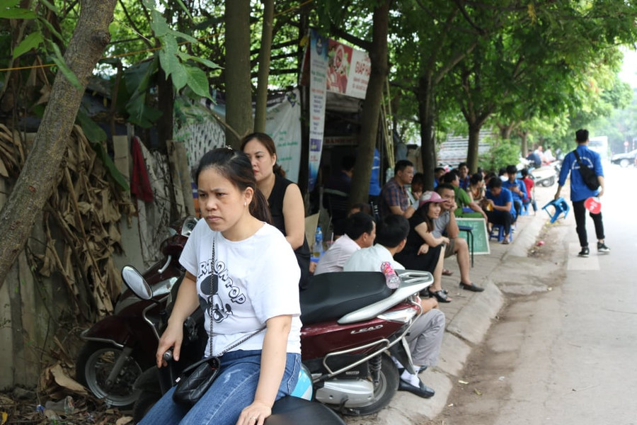 Vẻ mặt lo âu của một phụ huynh đang chờ con trước cổng trường thi...