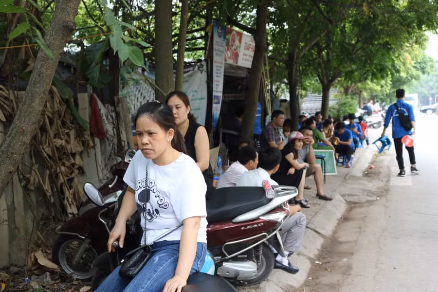 Vẻ mặt lo âu của một phụ huynh đang chờ con trước cổng trường thi...