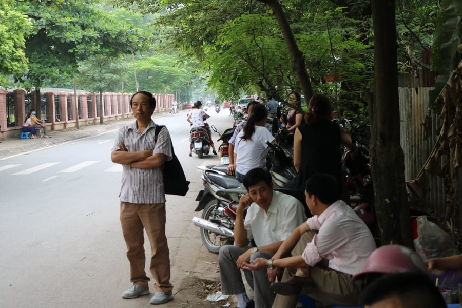 Các sĩ tử bắt đầu bài thi của mình. Bên ngoài phòng thi, các phụ huynh cũng căng thẳng, hồi hộp không kém. Sự lo lắng thể hiện rõ trên từng nét mặt.