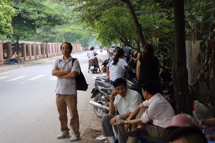 Các sĩ tử bắt đầu bài thi của mình. Bên ngoài phòng thi, các phụ huynh cũng căng thẳng, hồi hộp không kém. Sự lo lắng thể hiện rõ trên từng nét mặt.