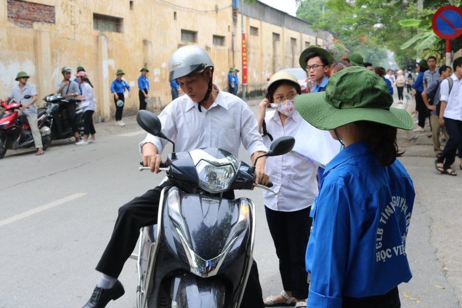 Sinh viên tình nguyện của Học viện Tài chính có mặt rất sớm hướng dẫn, hỗ trợ các thí sinh.