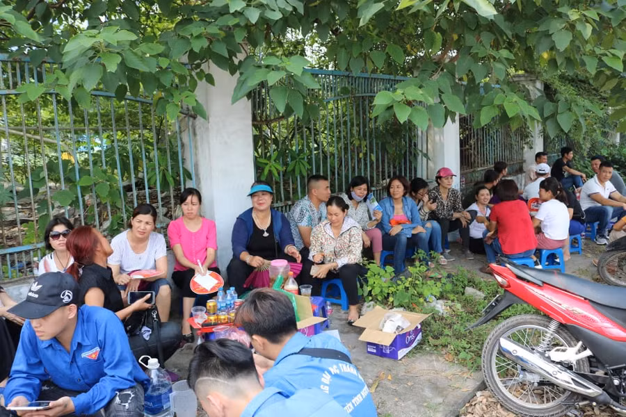 "Kết thúc mỗi môn thi, thấy con "khoe" làm được bài chúng tôi quên hết mọi mệt mỏi, căng thẳng...", một phụ huynh đợi con ngoài khu vực thi chia sẻ.