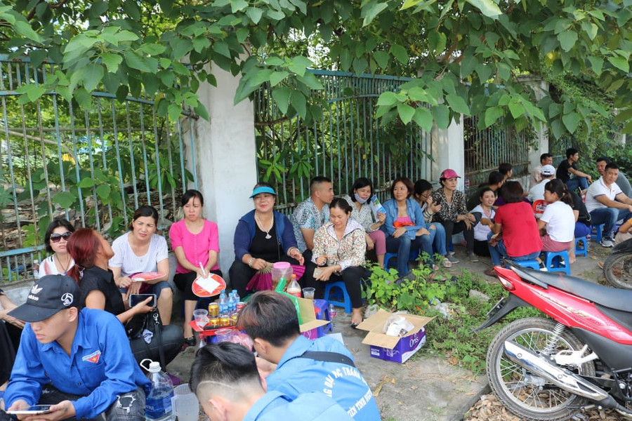 "Kết thúc mỗi môn thi, thấy con "khoe" làm được bài chúng tôi quên hết mọi mệt mỏi, căng thẳng...", một phụ huynh đợi con ngoài khu vực thi chia sẻ.