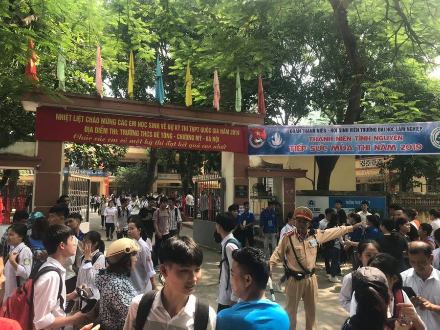 CSGT Đội 12 Phòng CSGT Công an TP Hà Nội tại điểm thi Trường THCS Bê Tông (Chương Mỹ - Hà Nội). CSGT Đội 12 Phòng CSGT Công an TP Hà Nội tại điểm thi Trường THCS Bê Tông (Chương Mỹ - Hà Nội).