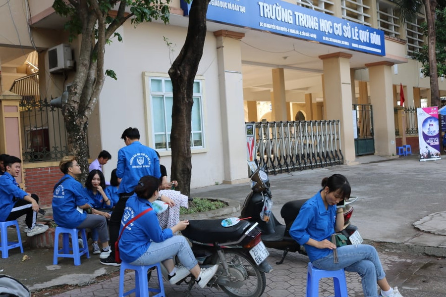 Các sinh viên tình nguyện tranh thủ nghỉ ngơi, chờ sĩ tử thi tại điểm trường THCS Lê Quý Đôn, quận Cầu Giấy (Hà Nội). Các sinh viên tình nguyện tranh thủ nghỉ ngơi, chờ sĩ tử thi tại điểm trường THCS Lê Quý Đôn, quận Cầu Giấy (Hà Nội).