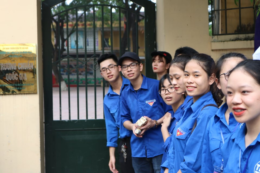 Sinh viên tình nguyện động viên, hỗ trợ các thí sinh trong buổi sáng nay 26/6 tại điểm thi Trường. Sinh viên tình nguyện động viên, hỗ trợ các thí sinh trong buổi sáng nay 26/6 tại điểm thi Trường.