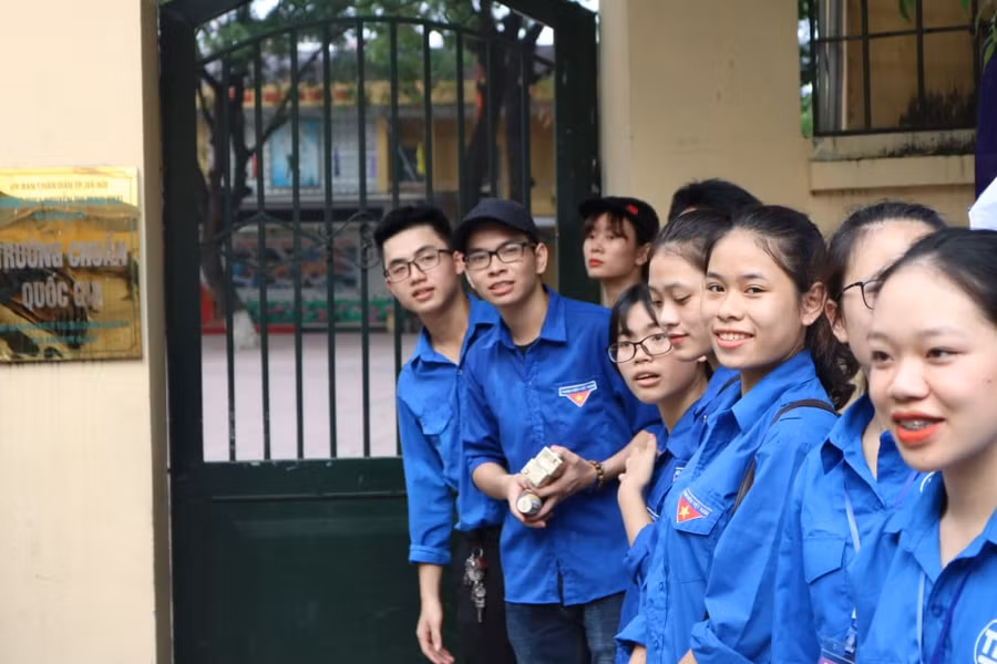 Sinh viên tình nguyện động viên, hỗ trợ các thí sinh trong buổi sáng nay 26/6 tại điểm thi Trường.