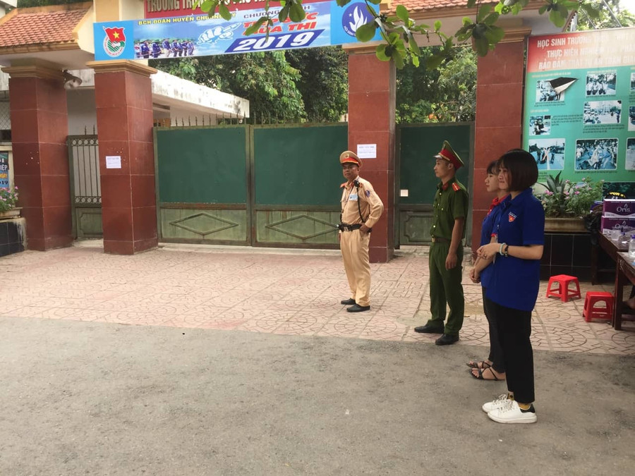 Sáng 25/6, tại điểm thi Trường THPT Xuân Mai - Thị trấn Xuân Mai- Chương Mỹ- Hà Nội, CBCS Công an cùng Đoàn thanh niên có mặt từ sớm