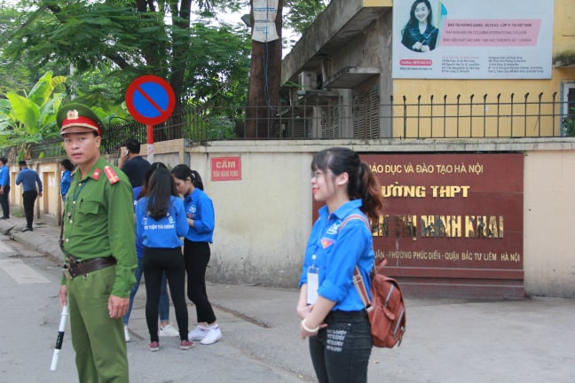 Lực lượng an ninh, sinh viên tình nguyện có mặt tại điểm thi tại trường THPT Minh Khai để hỗ trợ cho các sĩ tử.