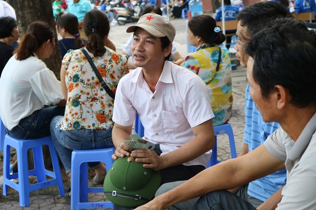 Trong thời gian chờ con thi, phụ huynh trò chuyện, nhận định về khả năng làm bài của con em mình trong những ngày vừa qua và chia sẻ về nguyện vọng nghề nghiệp của các thí sinh.