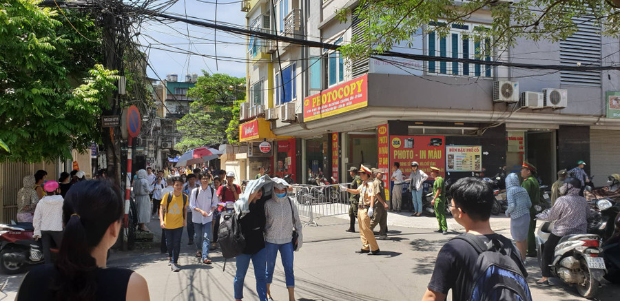 Lực lượng chức năng phân luồng giao thông, dưới thời tiết nắng nóng. Lực lượng chức năng phân luồng giao thông, dưới thời tiết nắng nóng.