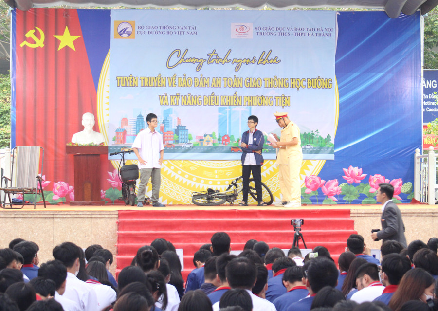 Tình huống tai nạn giao thông (TNGT) được học sinh lớp 11A3 và 12A3 trường THCS - THPT Hà Thành dàn dựng và biểu diễn. Tình huống tai nạn giao thông (TNGT) được học sinh lớp 11A3 và 12A3 trường THCS - THPT Hà Thành dàn dựng và biểu diễn.