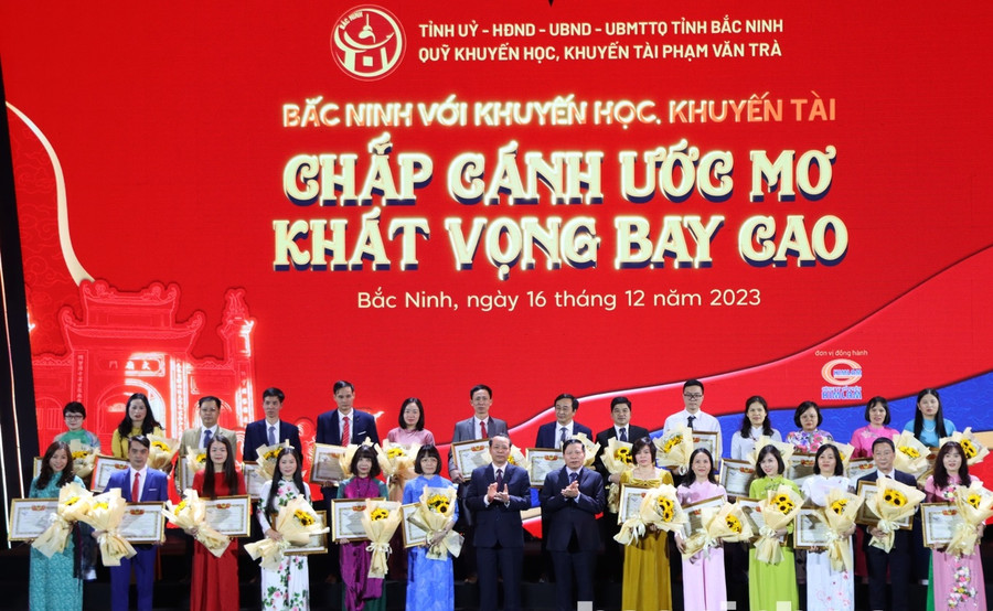Nguyên Bí thư Tỉnh uỷ Bắc Ninh Nguyễn Nhân Chiến (thứ 7 từ phải sang) và Phó Bí thư Thường trực Tỉnh uỷ Nguyễn Quốc Chung trao thưởng cho cán bộ quản lý và giáo viên trường THPT Chuyên Bắc Ninh bồi dưỡng học sinh giỏi đoạt giải quốc gia, khu vực và quốc tế. Nguyên Bí thư Tỉnh uỷ Bắc Ninh Nguyễn Nhân Chiến (thứ 7 từ phải sang) và Phó Bí thư Thường trực Tỉnh uỷ Nguyễn Quốc Chung trao thưởng cho cán bộ quản lý và giáo viên trường THPT Chuyên Bắc Ninh bồi dưỡng học sinh giỏi đoạt giải quốc gia, khu vực và quốc tế.